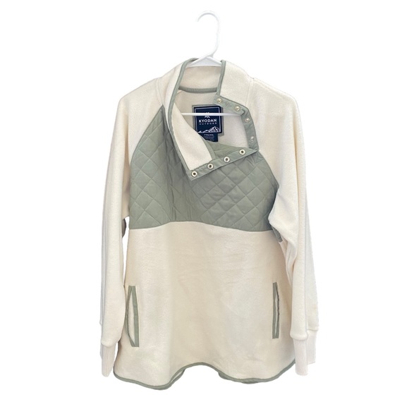 Kyodan Creme Fleece and Green Quilted Asymmetrical Pullover - Picture 1 of 7